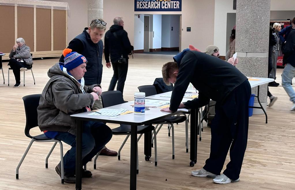 Personas votan hoy en un centro de Des Moines, Iowa (EE.UU.). EFE/Octavio Guzmán