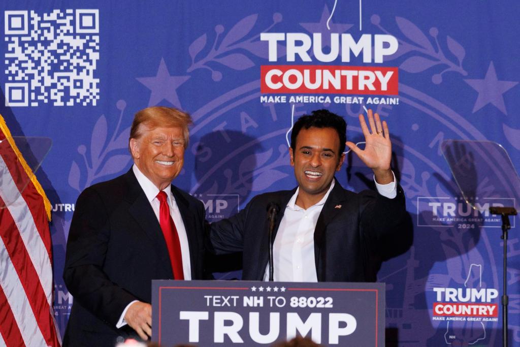 El expresidente Donald Trump (i) y el excandidato republicano a la presidencia, el empresario Vivek Ramaswamy (d), durante un mitin en Atkinson, Nuevo Hampshire (EE.UU.), este 16 de enero de 2024. EFE/EPA/CJ Gunther
