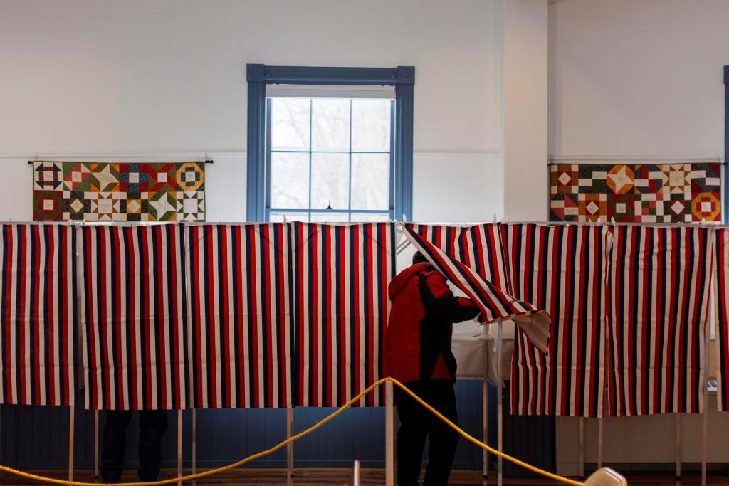Un residente ingresa a una cabina de votación en el Ayuntamiento de Francestown el día de las elecciones primarias, en Francestown, Nuevo Hampshire (EE.UU.), este 23 de enero de 2024. EFE/EPA/CJ Gunther
