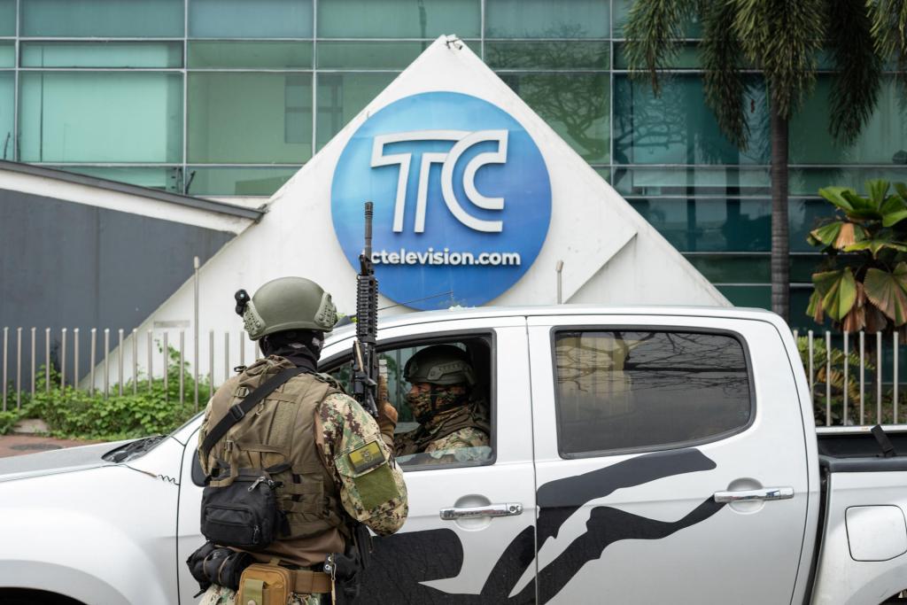Infantes de Marina realizan un operativo en la sede del canal de televisión TC, donde encapuchados armados ingresaron y sometieron a su personal durante una transmisión en vivo, en Guayaquil (Ecuador), el 9 de enero de 2024. EFE/Mauricio Torres
