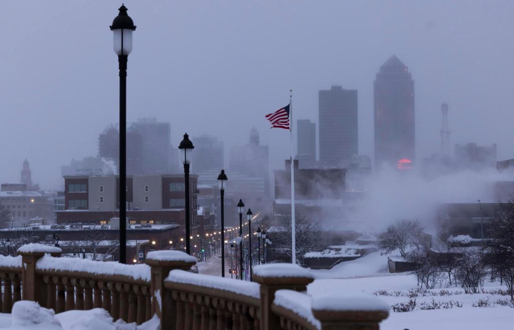 Vista del centro de Des Moines, Iowa, este 13 de enero de 2024, donde se ve el impacto de una tormenta. EFE/ Justin Lane
