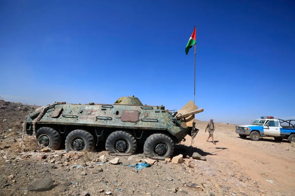 Un tanque de los hutíes durante un encuentro para combatientes recientemente reclutados, este 22 de enero de 2024. EFE/Yahya Arhab
