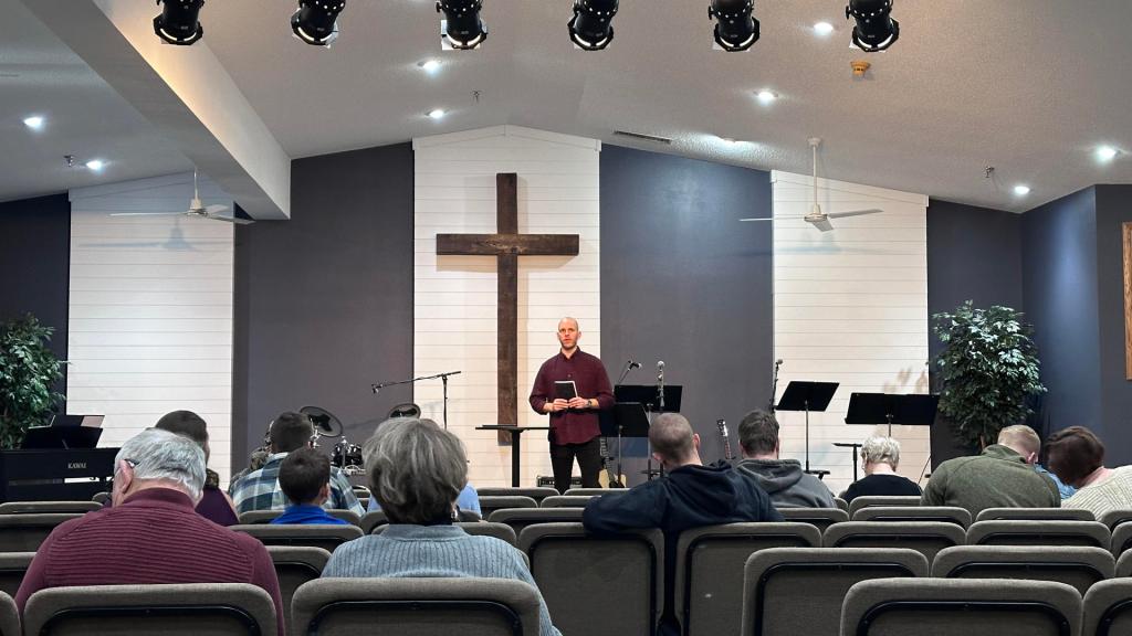 Keegan Crosby, pastor de la iglesia evangelista Grace, oficia una misa el 14 de enero de 2023, en Indianola, Iowa (EE.UU.). EFE/ Octavio Guzmán
