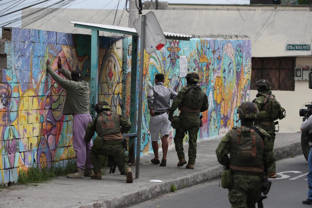 Una compañía de soldados ecuatorianos requisa a pobladores, el 11 de enero de 2024, en el barrio Comité del Pueblo Zona Once en Quito (Ecuador). EFE/ José Jácome
