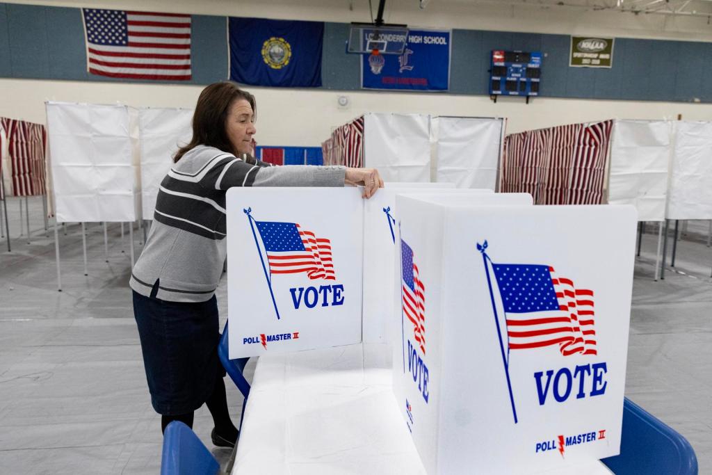 Los trabajadores electorales preparan un sitio de votación en la Escuela Secundaria de Londonderry en vísperas de las primarias de New Hampshire, en Londonderry, New Hampshire, EE.UU., este 23 de enero de 2024. EFE/EPA/Michael Reynolds
