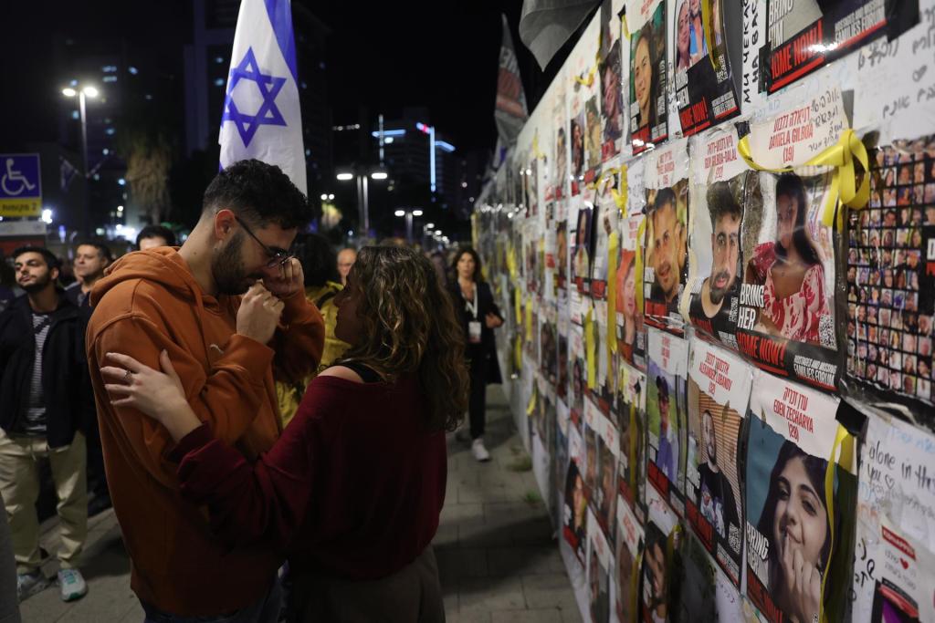 Personas lloran junto a una exhibición de fotografías de rehenes retenidos por Hamás en Gaza durante una manifestación pidiendo su liberación, frente a la base militar de Kirya, en Tel Aviv (Israel), este 6 de enero de 2024. EFE/EPA/Abir Sultan
