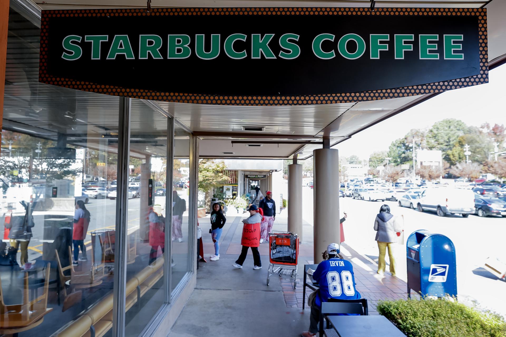 Demandan a Starbucks por café de plantaciones que atenta contra DD.HH.