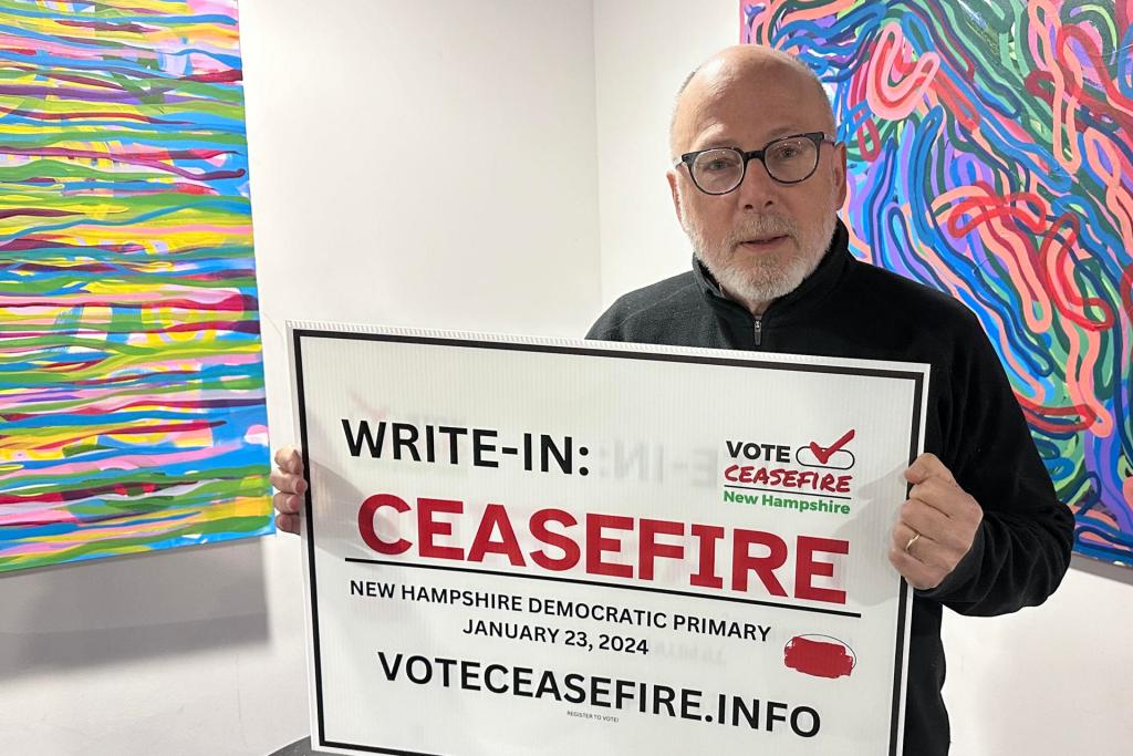 Andreu Volinsky, profesor universitario, posa con un cartel que invita a escribir la palabra 'cese al fuego' en las tarjetas de votación, el sábado 20 de enero de 2024, en Concord, Nuevo Hampshire (Estados Unidos). EFE/ Octavio Guzmán
