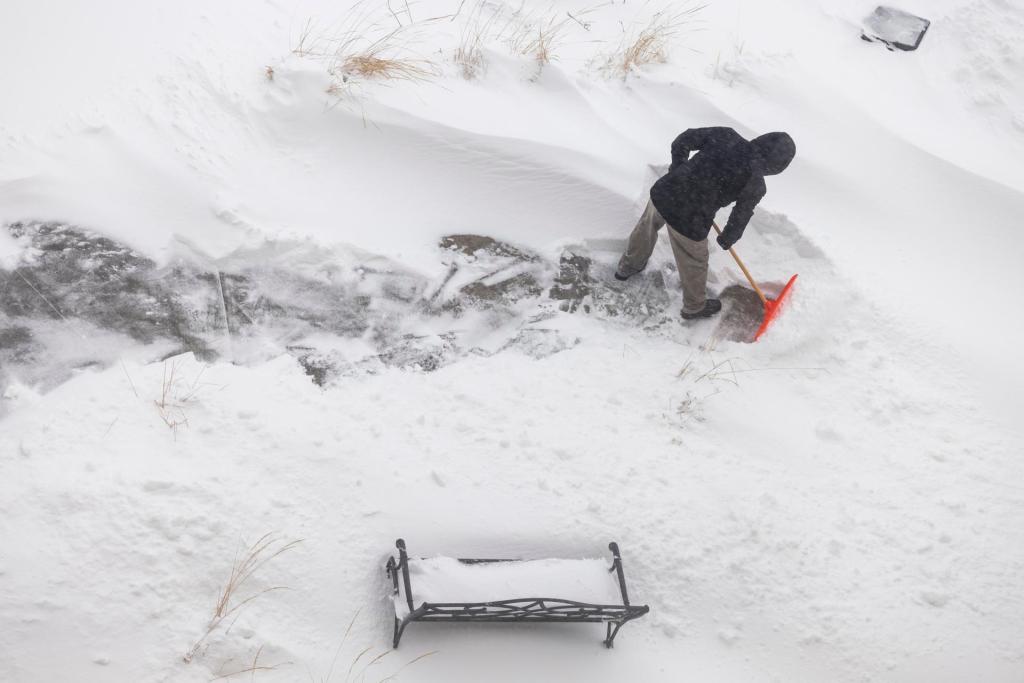 Vista de la nieve que se acumuló tras una tormenta en Urbandale, Iowa (EE.UU.), el 12 de enero de 2024. EFE/ Jim Lo Scalzo
