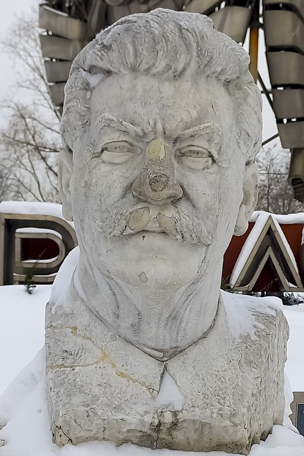 Vista del busto del dictador soviético Iósif Stalin al que le rompieron la nariz y después se la repusieron en el parque de Muzeón en Moscú. 