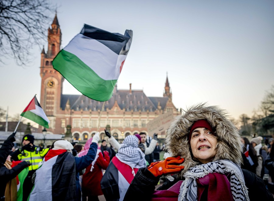 Un activista palestino se une a una manifestación antes de la audiencia ante la Corte Internacional de Justicia (CIJ) sobre una denuncia de genocidio presentada por Sudáfrica contra Israel