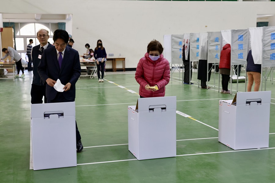 El candidato a presidente del gobernante Partido Democrático Progresista (PDP), William Lai (i), deposita su voto en las elecciones de Taiwán. 