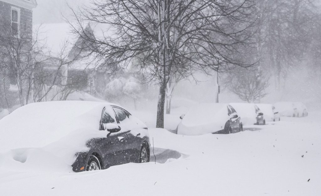 Vista de vehículos cubiertos por la nieve durante una tormenta en EE.UU., en una fotografía de archivo. EFE/ Jalen Wrigth