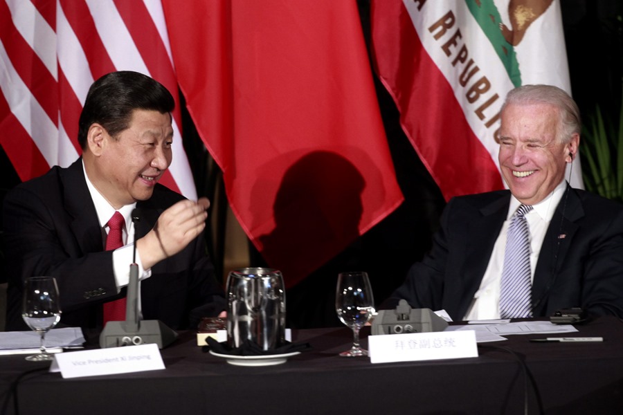 Joe Biden (d) y Xi Jinping (i)