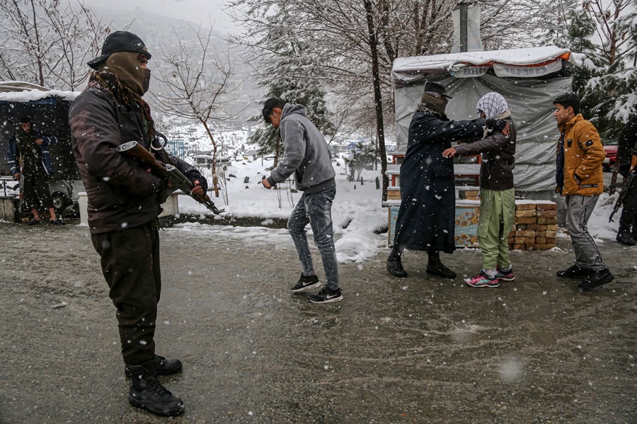 Agentes talibanes en un control de seguridad a peatones en Kabul