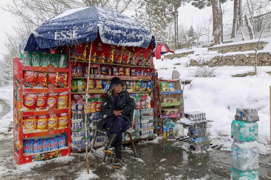 Un vendedor espera a los clientes en un día frío en Kabul