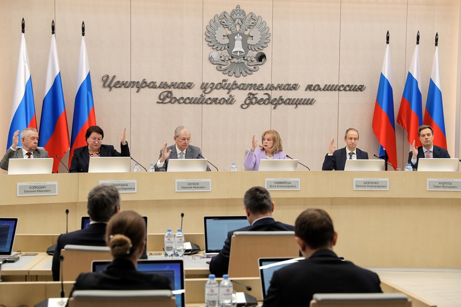 La Presidenta de la Comisión Electoral Central Rusa (CEC), ella Pamfilova (3-R atrás), preside una reunión sobre el registro de Boris Nadezhdin como candidato para las elecciones presidenciales rusas 