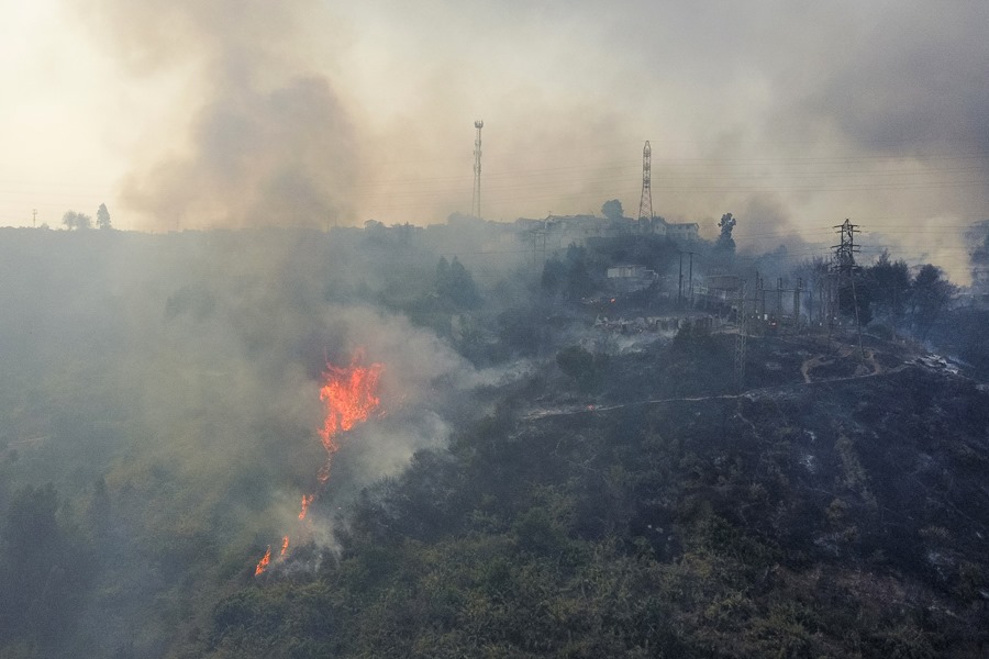 Las autoridades chilenas informaron que el número de muertos en los devastadores incendios que han consumido grandes sectores de viviendas en la región de Valparaíso, a 100 kilómetros al este de Santiago, aumentó a 56