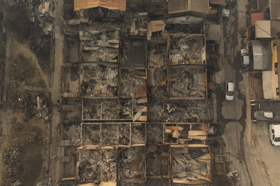 Las autoridades chilenas informaron que el número de muertos en los devastadores incendios que han consumido grandes sectores de viviendas en la región de Valparaíso, a 100 kilómetros al este de Santiago, aumentó a 56