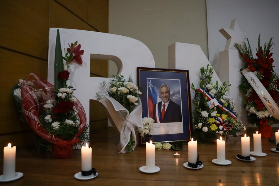 Velas en la sede del partido Renovación Nacional en homenaje al expresidente de Chile Sebastían Piñera.