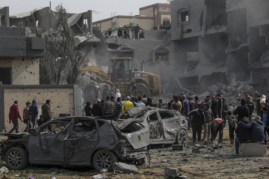 Palestinos buscan cadáveres y supervivientes entre los escombros de una casa destruida tras un ataque aéreo israelí en Deir Al Balah, en el sur de la Franja de Gaza