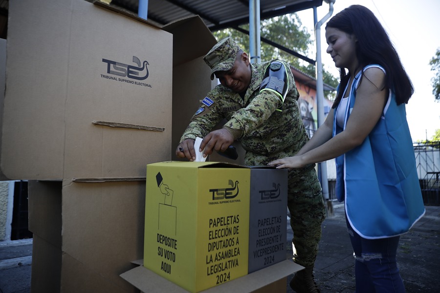 Los centros de votación abrieron este domingo sus puertas en El Salvador para la celebración de las elecciones presidenciales y legislativas, en las que el actual presidente, Nayib Bukele