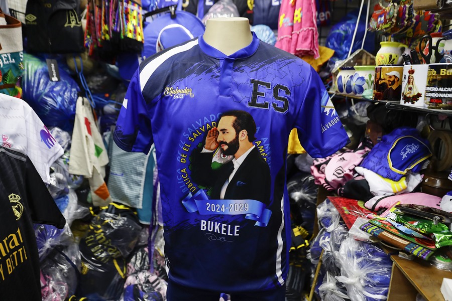 Una camisa en una venta de ropa en el centro de San Salvador (El Salvador). EFE/Rodrigo Sura