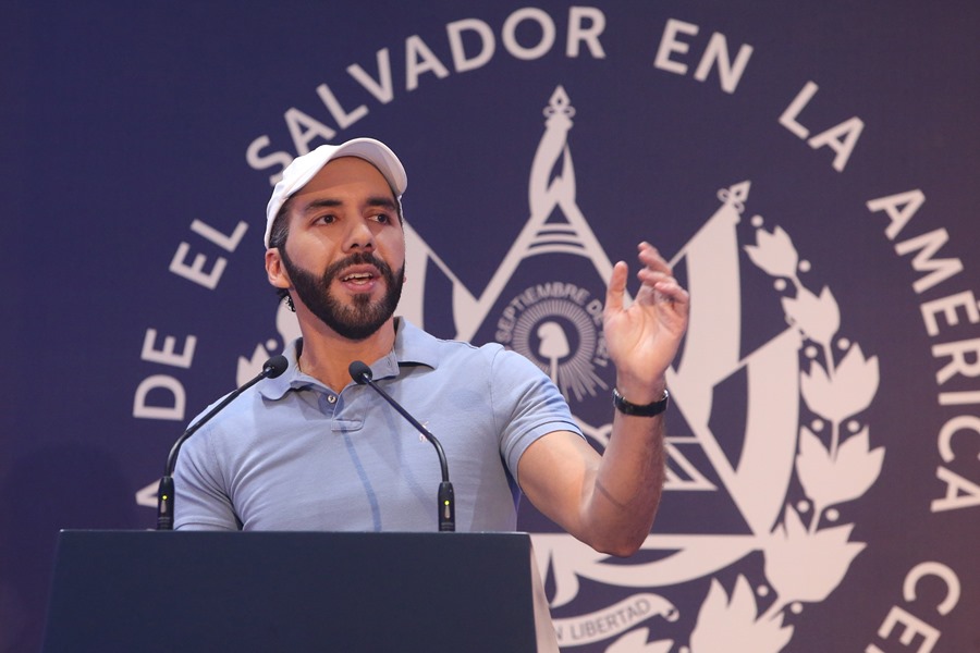 El presidente salvadoreño, Nayib Bukele, en la conferencia de prensa ofrecida en un hotel en San Salvador (El Salvador), en plena jornada electoral