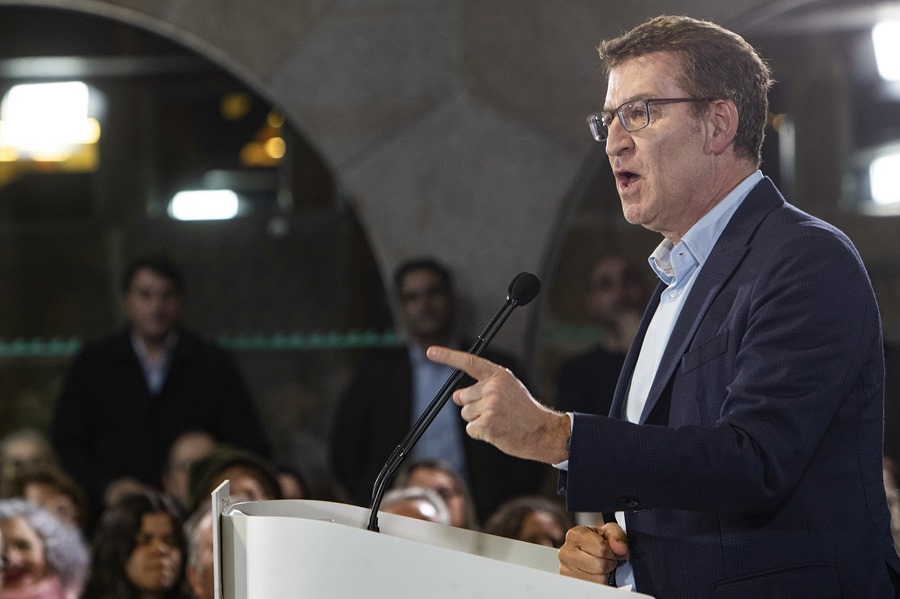  El presidente del Partido Popular, Alberto Núñez Feijóo, interviene en un mitin para apoyar al candidato de su partido, Alfonso Rueda