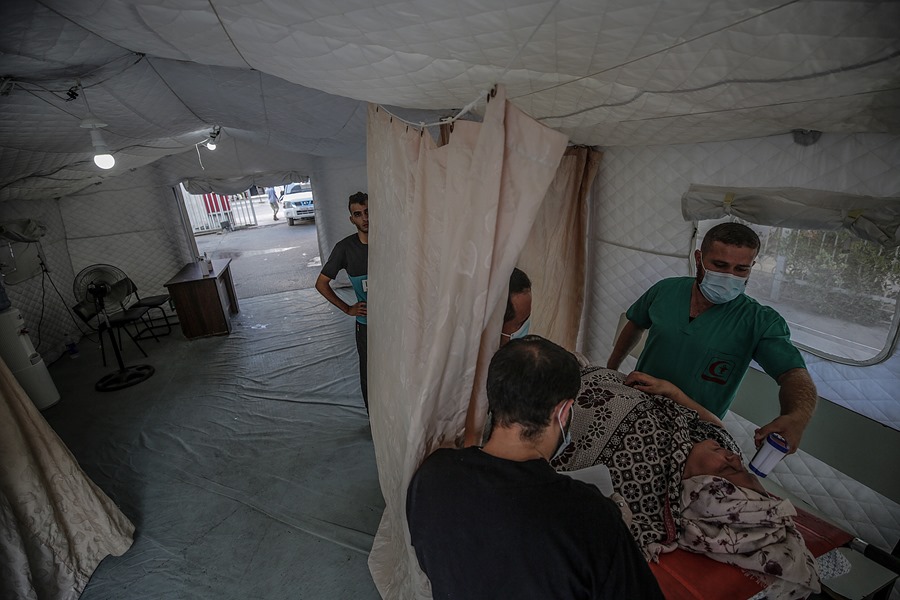 Un médico palestino atiende a una anciana en el hospital Kamal Adwana, en el norte de la Franja de Gaza