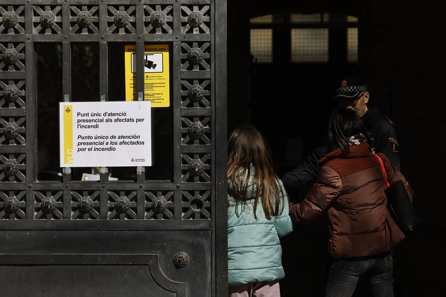 Dos personas acceden a la oficina habilitada por el Ayuntamiento de Valéncia como punto único de atención a los afectados