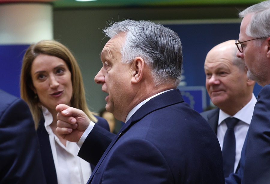 (De i-d) La presidenta del Parlamento Europeo, Roberta Metsola, el primer ministro húngaro, Viktor Orban, y el canciller alemán, Olaf Scholz, al inicio de un Consejo Europeo especial en Bruselas, el 1 de febrero