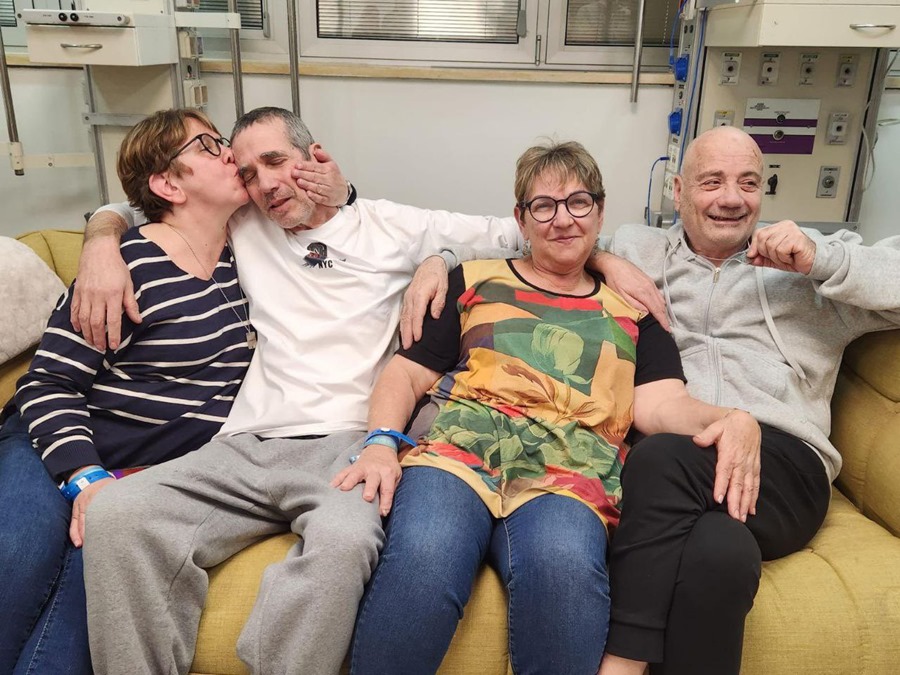 Los dos rehenes rescatados hoy por las fuerzas israelíes en Rafah, sur de la Franja de Gaza, los argentinos-israelíes Fernando Simón Marman, de 61 años, y Norberto Luis Har, de 70, con sus parejas en el hospital Sheba, donde fueron atendidos tras su salida