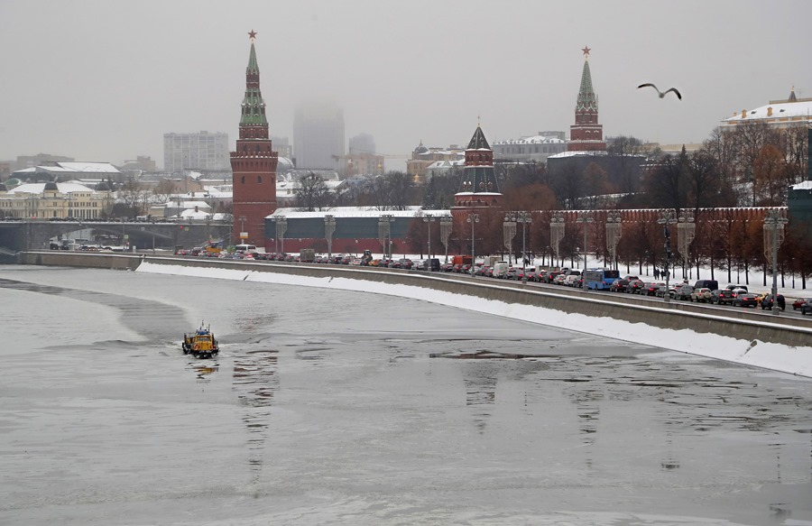 Una vista sobre el río Moscú cubierto de nieve y el Kremlin en Moscú