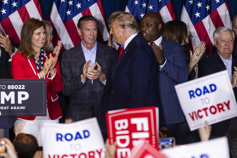 El expresidente estadounidense Donald Trump (c) celebraba su victoria en las primarias presidenciales republicanas de Carolina del Sur