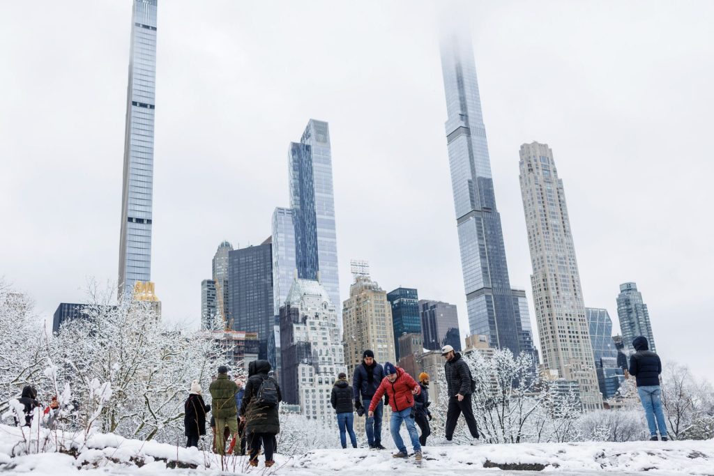 Personas transitan por el Central Park cubierto de nieve, este 13 de febrero de 2024, como efecto de una tormenta invernal que impacta a Nueva York. EFE/ Sarah Yenesel