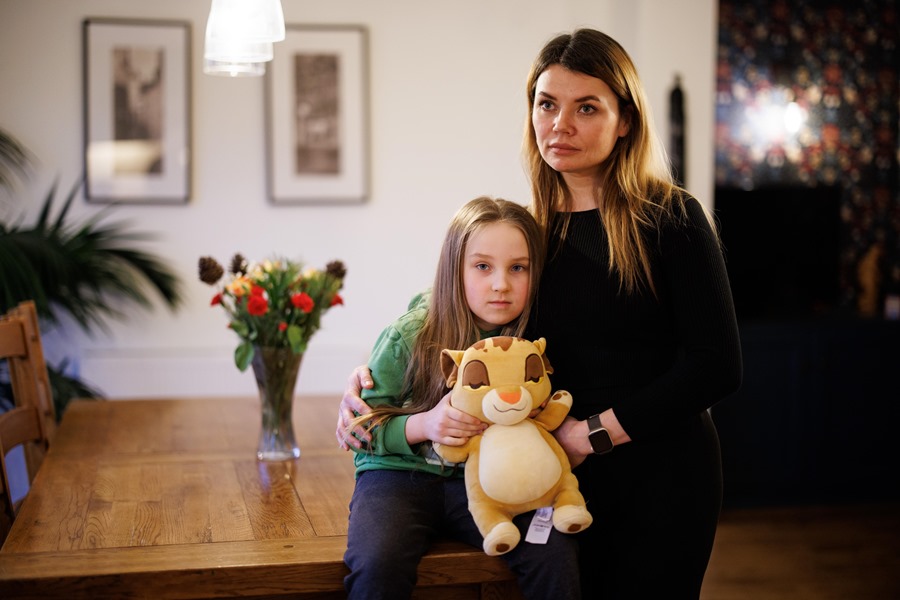 Una niña posa junto a su madre en Hertfordshire, Gran Bretaña, con el juguete que tomó de su casa en Kiev, antes de huir de Ucrania cuando comenzó la invasión rusa