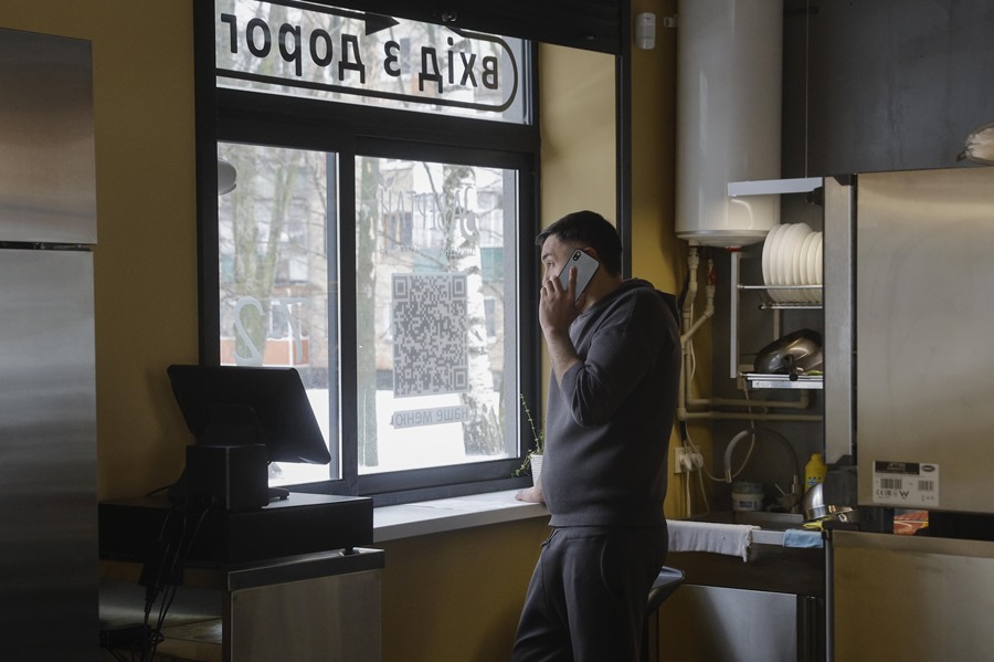 Oleksiy Goncharov, fundador y propietario del restaurante de comida rápida Zavertay, habla por teléfono en su negocio en Bucha, en las afueras de Kiev