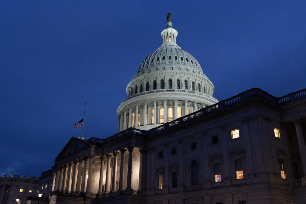 Vista exterior del Capitolio, sede del Congreso de EE.UU. en Washington, en una fotografía de archivo. EFE/ Michael Reynolds