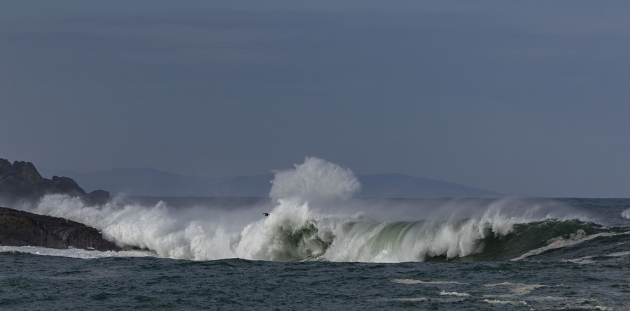 Una ola rompe este domingo en San Sebastián