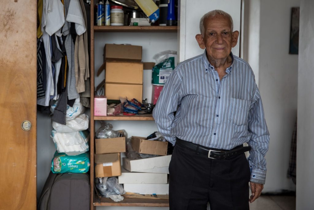 Dereck Redman, padre de Robert Redman, víctima mortal en las protestas del 12 de febrero de 2014, posa para un retrato dentro de la habitación de su hijo en su vivienda en Caracas (Venezuela). EFE/ Miguel Gutiérrez