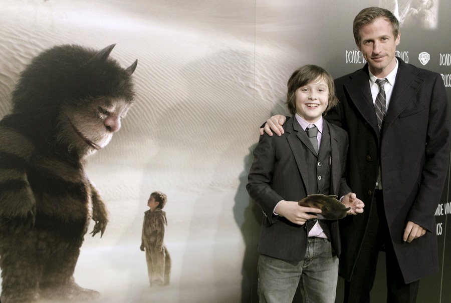 El actor Max Records (i) y el director Spike Jonze, posan para la prensa durante el estreno del largometraje "Donde viven los monstruos"