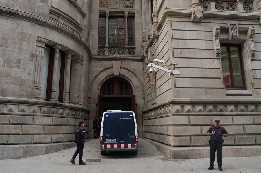 La furgoneta que traslada al exfutbolista Dani Alves lleva a la Audiencia de Barcelona 