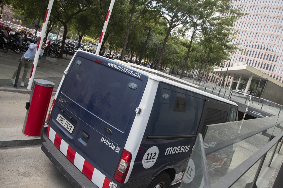  Un furgón de los Mossos d'esquadra llega a la Ciudad de la Justicia de Barcelona 