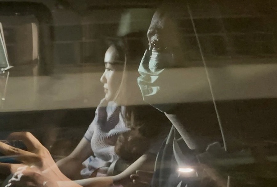 El ex primer ministro de Tailandia Thaksin Shinawatra (d), y su hija Paetongtarn Shinawatra (i), tras salir del hospital general de Bangkok