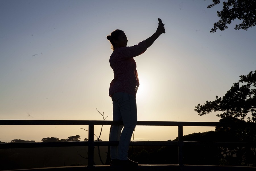 Una mujer se toma un selfie.