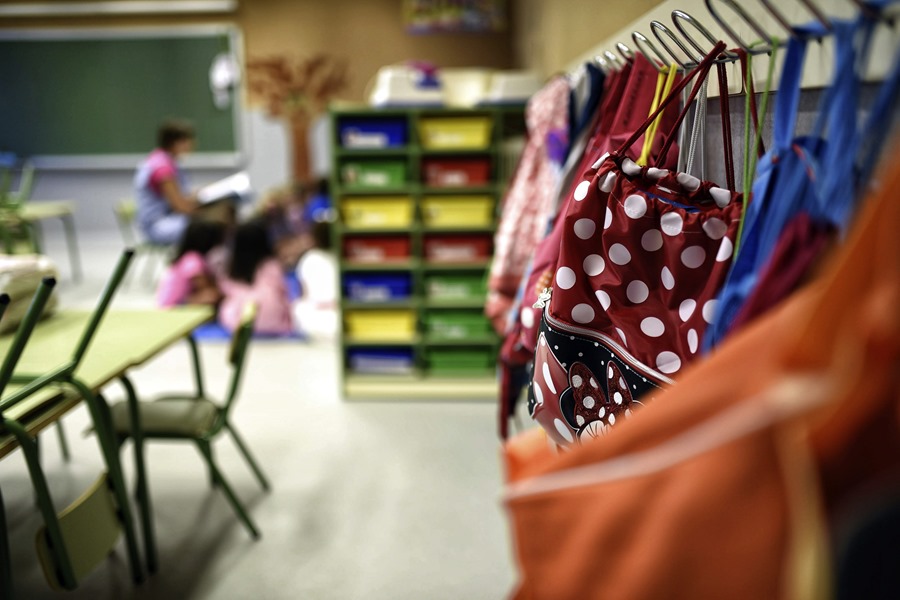 Un grupo de niños en su primer día de clase del curso