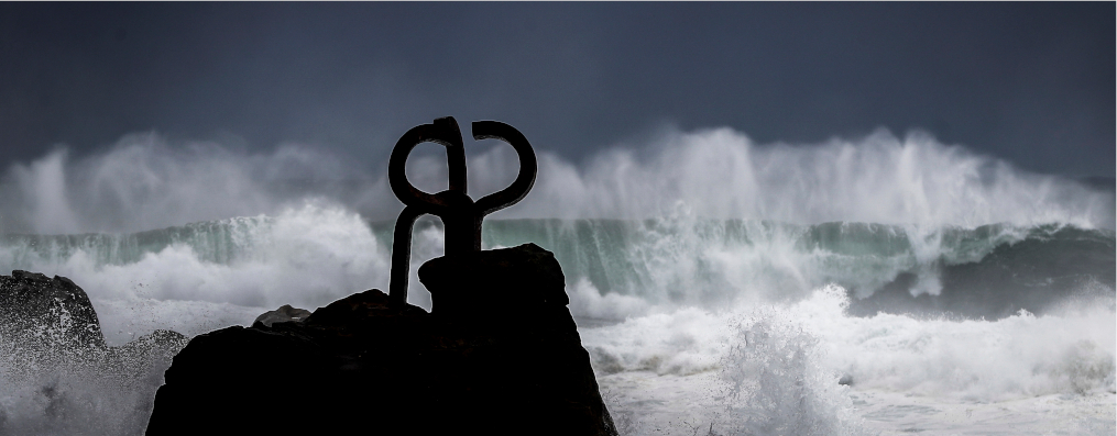 La estatua El Peine de Chillada, con oleaje del mar