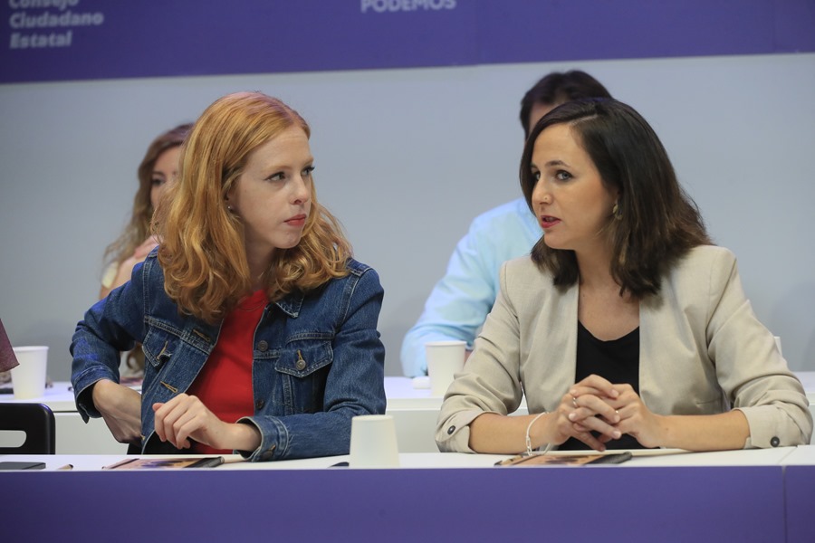MADRID, 16/09/2022.- La secretaria general de Podemos y ministra de Derechos Sociales y Agenda 2030, Ione Belarra (d) junto a la secretaria de Estado para la Agenda 2030 del Ministerio de Derechos Sociales, Lilith Verstrynge, 