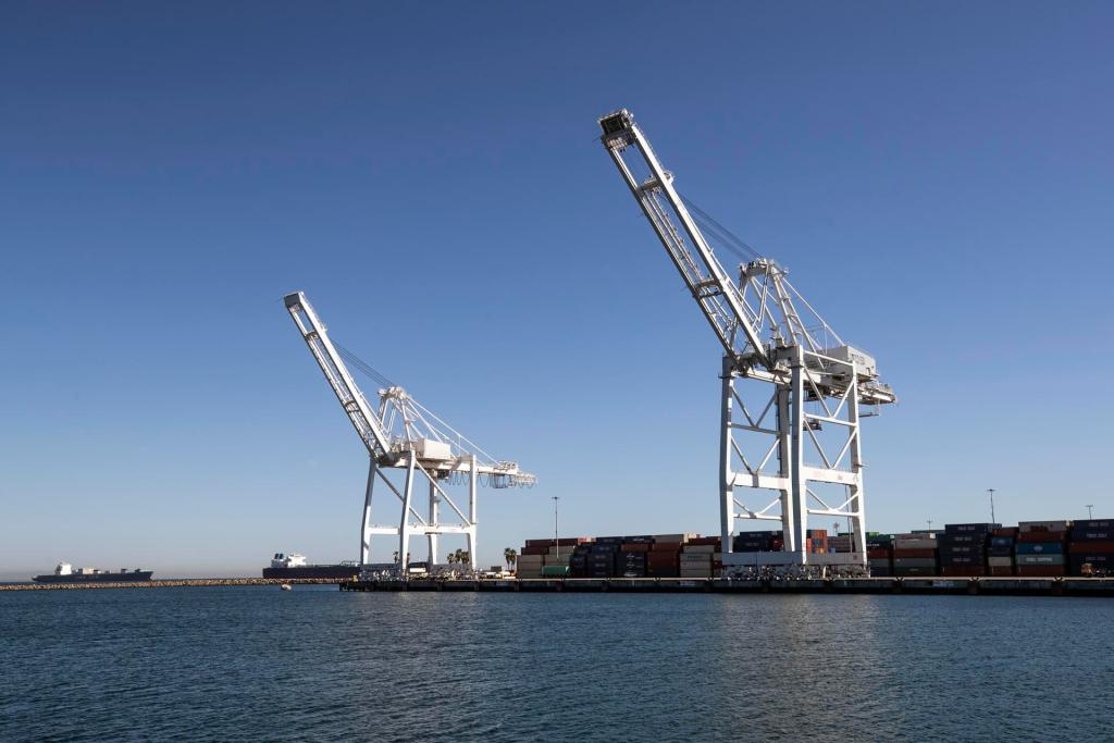 Vista de contenedores en el puerto comercial de Long Beach, en Los Ángeles (EE.UU.), en una fotografía de archivo. EFE/ Etienne Laurent